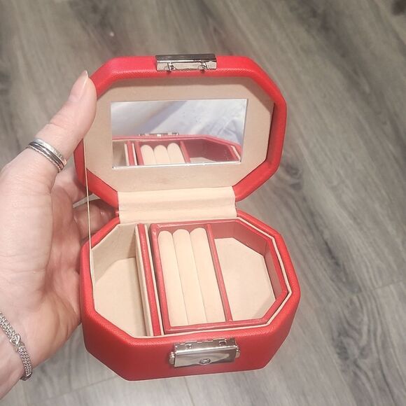 Vintage SM Faux Red Leather Heritage Wolf Travel Case - Picture 5 of 7